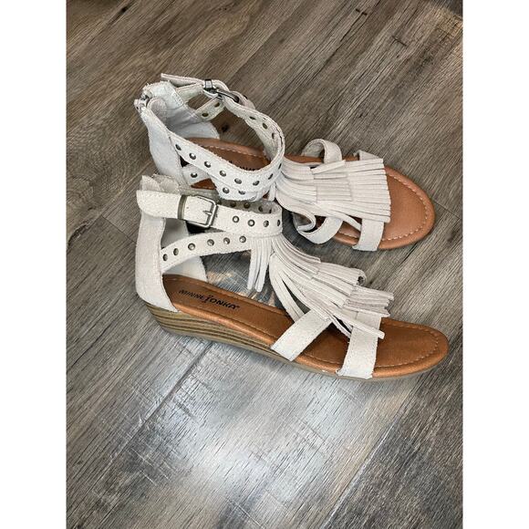 Minnetonka Monaco Sandal Stone Tan Suede Boho Fringe Stud 7 Leather Gray Strappy - Picture 1 of 6